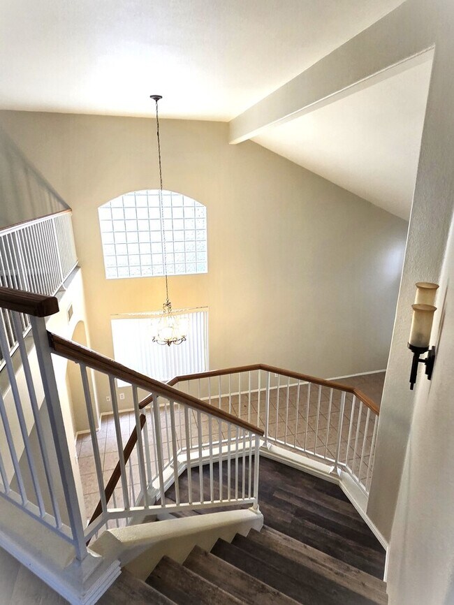 Building Photo - Stunning 4-bedroom 2-bathroom home