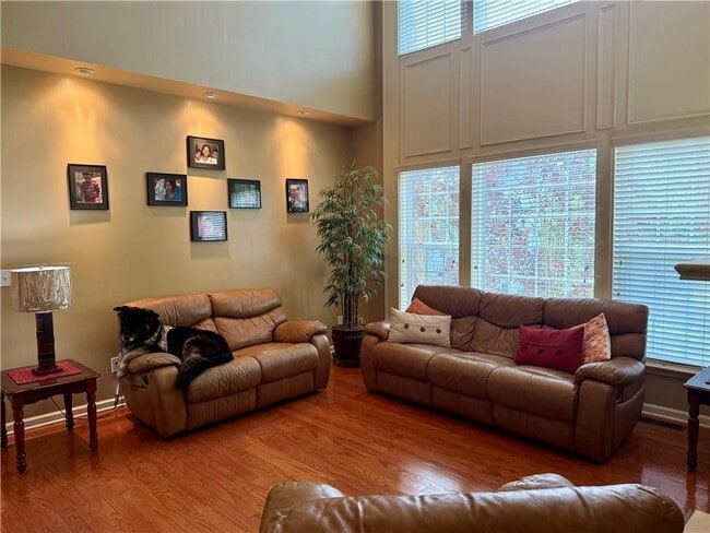Building Photo - 585 Marylebone Dr