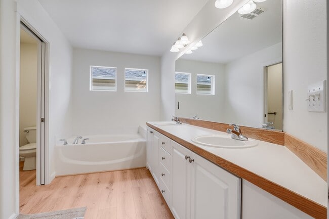 Building Photo - Beautiful 4 Bed, 3 Bath Rental Home in Hil...