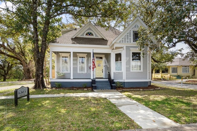 Primary Photo - Beautiful Victorian Home in the Heart of S...