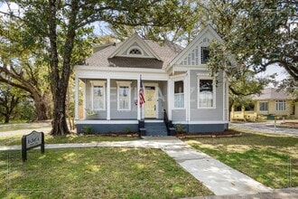 Building Photo - Beautiful Victorian Home in the Heart of S...