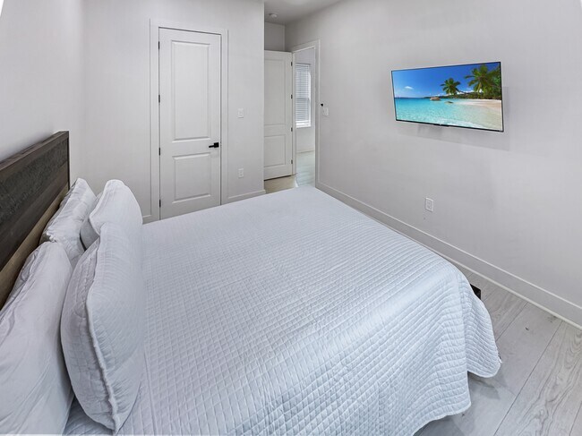 Building Photo - 1937 Iberville St