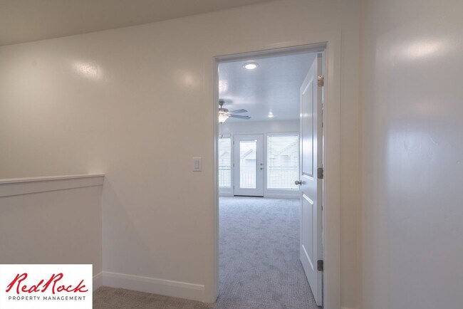 Building Photo - Stunning Spacious 3 Bedroom Unit