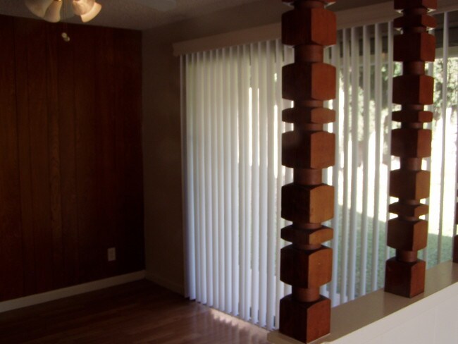 Building Photo - 10854 Reseda Blvd