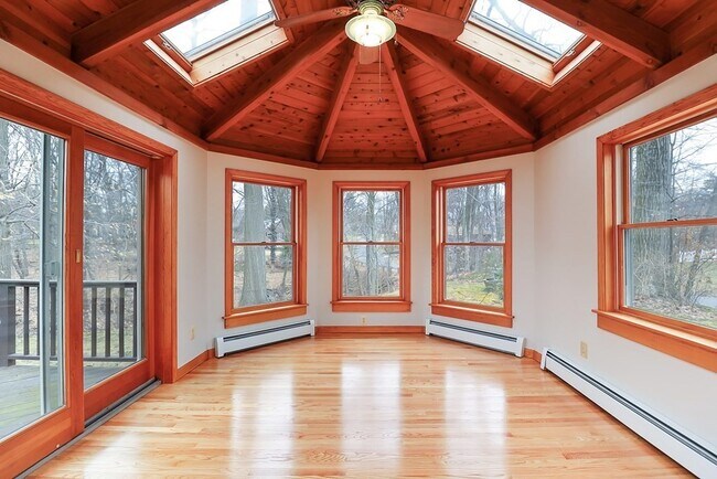 Building Photo - 142 Elmwood Ave