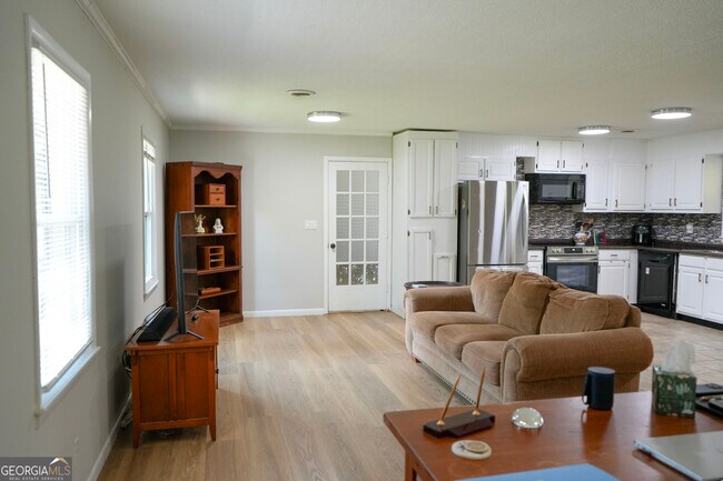 Building Photo - 307 Pinewood Dr