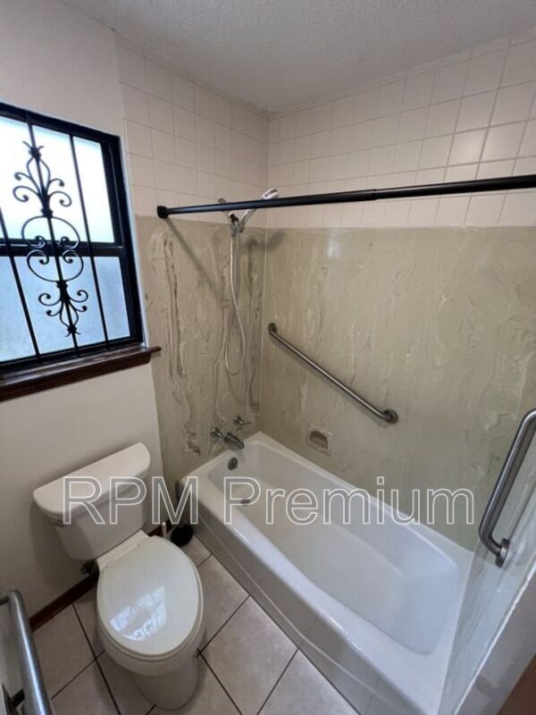 Building Photo - 13936 Cayuga Dr