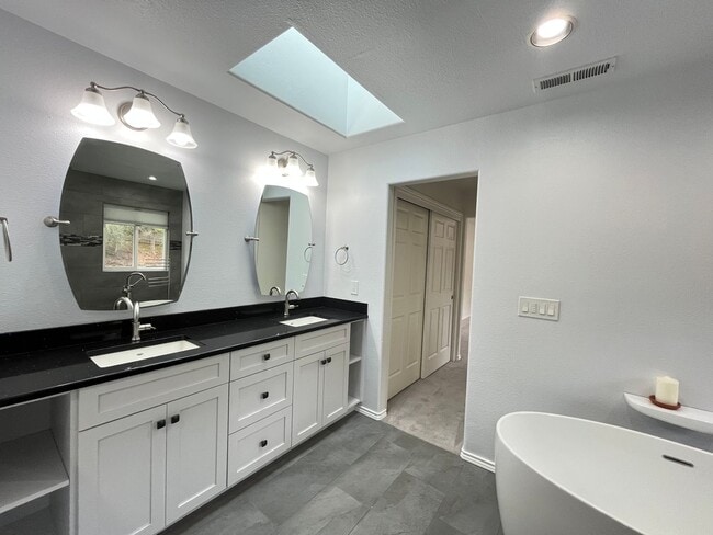 Building Photo - Incredible Sexton Mountain/Murray Hills 4 bed, 3 bath Home! + HUGE BONUS ROOM! Fenced Yard, updat...