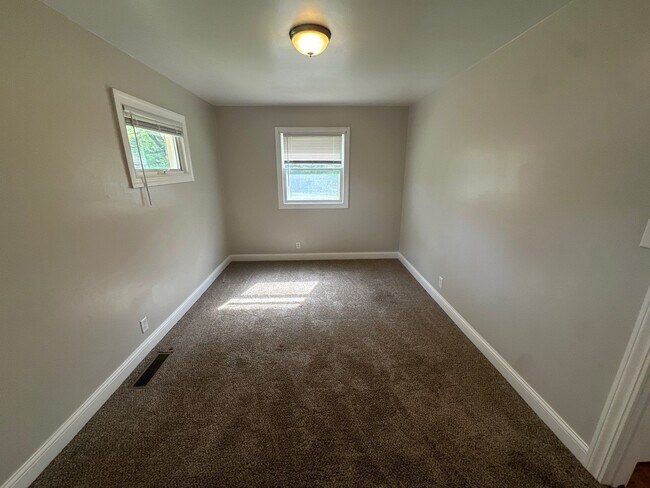 Building Photo - 1370 Farley Dr