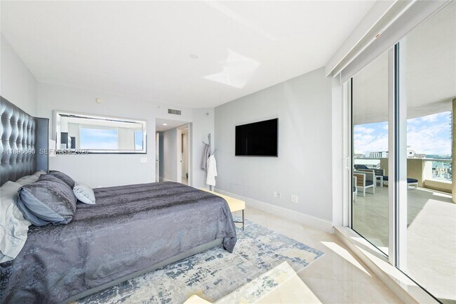 Building Photo - 411 N New River Dr E