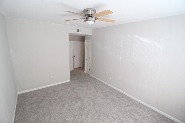 Building Photo - Long Realty & Property Management - 3 Bedroom Condo in Gated Community with Amenities