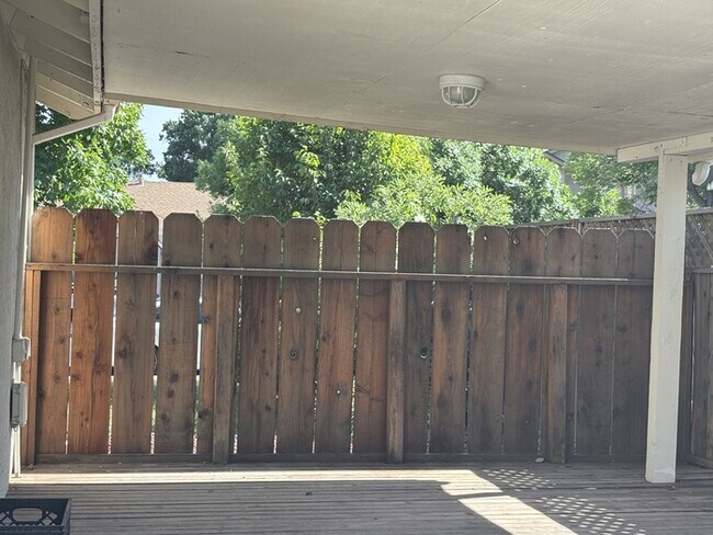 Building Photo - Modesto 4 Bedroom 2.5 Bathroom Home
