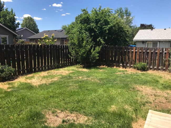 Building Photo - Single level home in NE Bend, huge yard an...