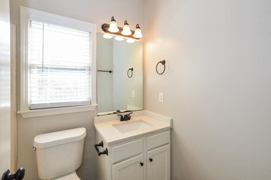 Building Photo - 2033 Oak Springs Dr