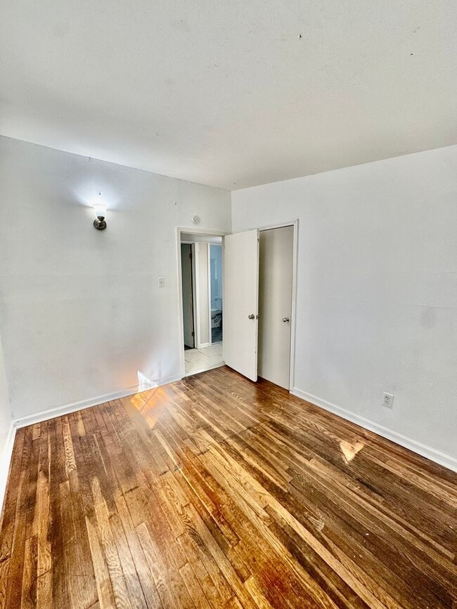 Building Photo - Charming 3-bedroom!