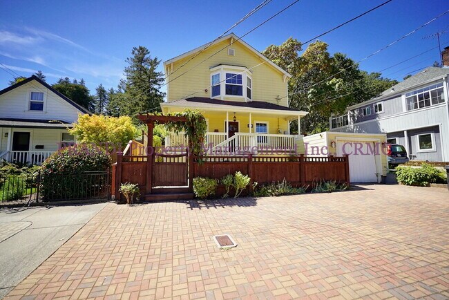 Building Photo - Gerstile Park Gem, With Upgraded Finishes ...