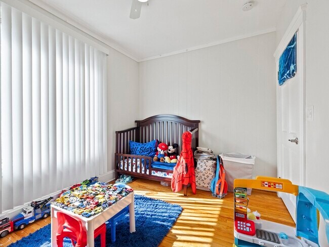 Building Photo - 10 Edgemere Rd