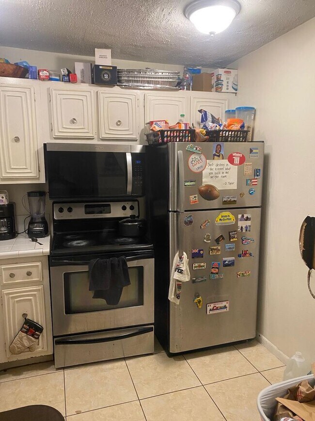 Building Photo - Charming 2 Bed 2 bath in a gated community close to it all!