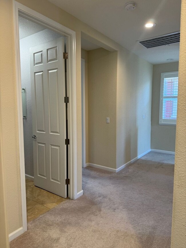 Building Photo - Great location close to Kaiser Roseville