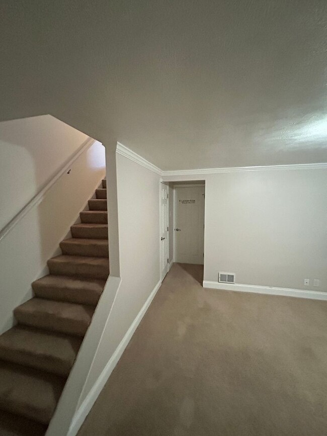 Building Photo - Modern Charm: 2 BR Home with Finished Basement, Pet Friendly, Assigned Parking, and Prime Location!