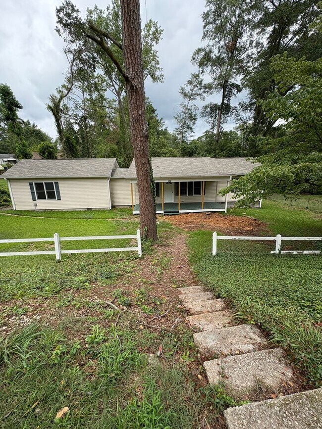 Building Photo - Lovely 3 Bedroom 2 Bath Home in Spartanburg