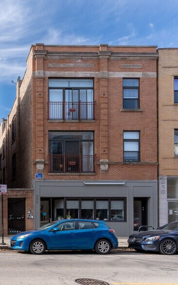 Building Photo - 906 N Damen Ave