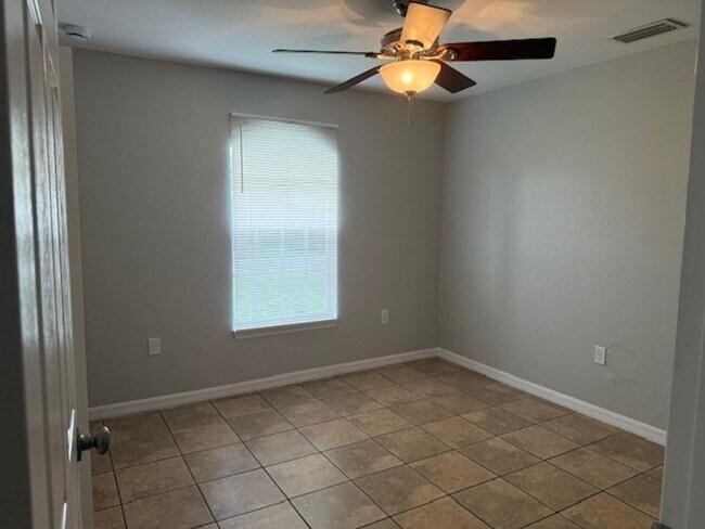 Building Photo - Spacious 3 Bed / 2 Bath Home in the Heart ...