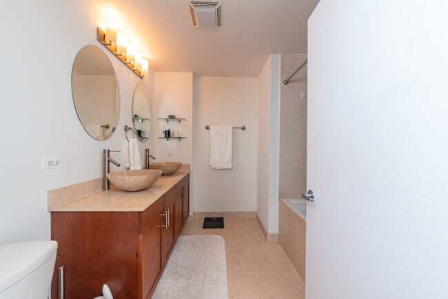 Building Photo - 2545 S Dearborn St