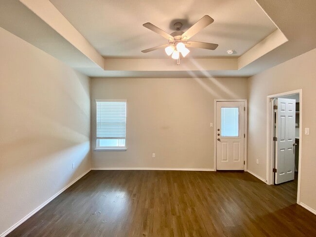 Building Photo - Luxury duplex in Seguin!