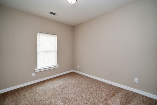 Building Photo - Gorgeous 3BR Home – Fresh Renovation with Appliances Included!