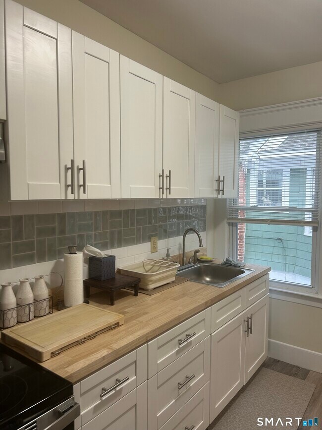 Building Photo - 1946 Chapel St