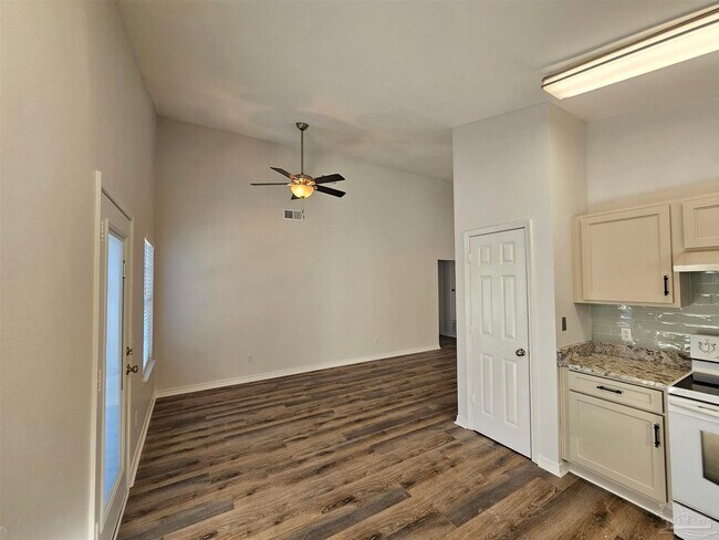 Building Photo - 28 Easton St