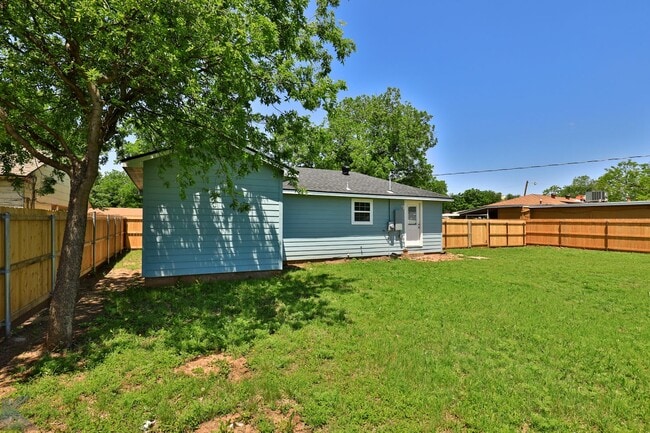 Building Photo - 3 bed, 2 bath, updated with all appliances provided!