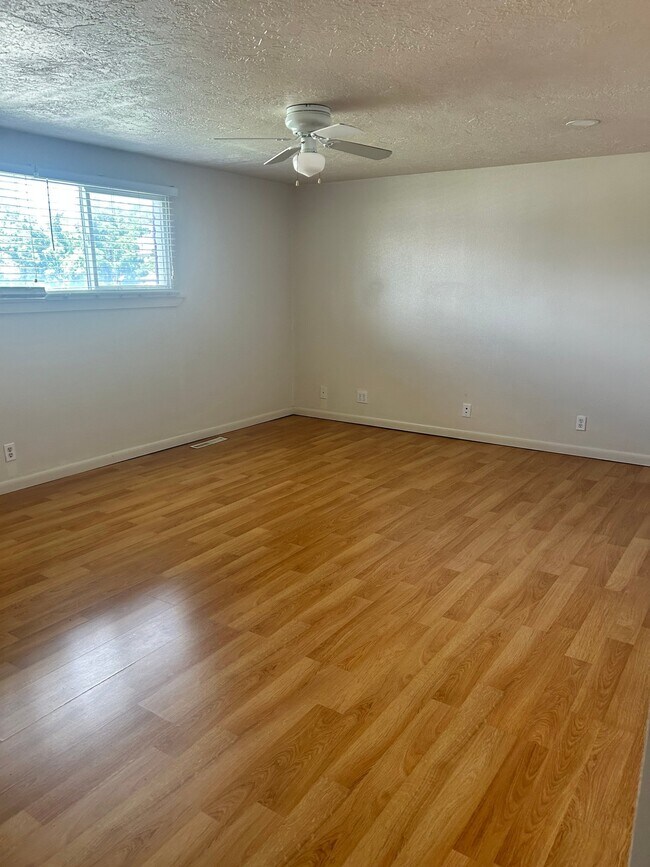 Building Photo - 98 E 1500 S