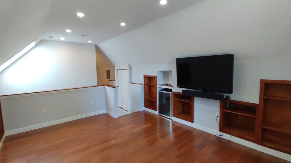 Building Photo - 710 Yucca Ave