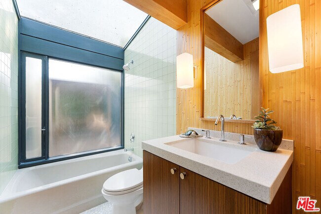 Building Photo - 6225 Frondosa Dr