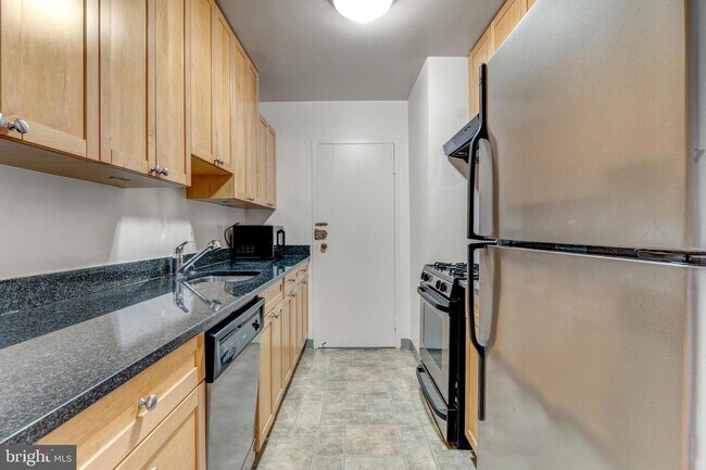 Building Photo - 922 24th St NW