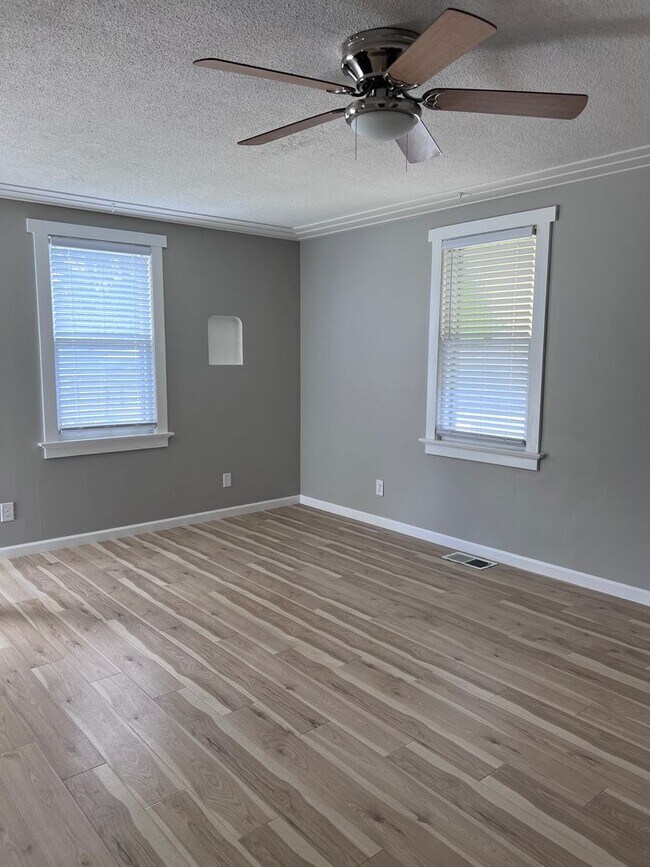 Building Photo - 3 Bedroom 1 Bathroom