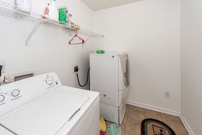 Building Photo - 5 Bedroom 3 Bath Home in Moss Grove Planta...