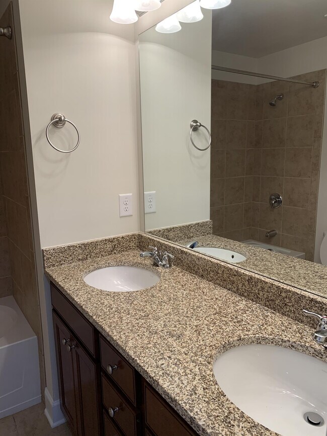 Building Photo - 2562 Sibley Dr