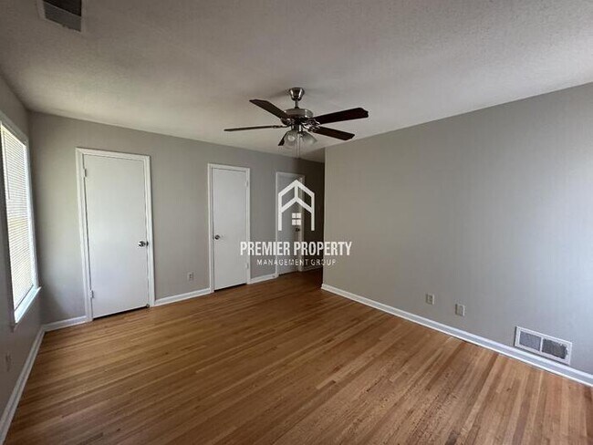 Building Photo - 5288 Oak Meadow Ave
