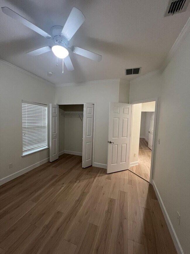 Building Photo - Fully renovated 3 bedroom/ 2.5 bathroom ho...