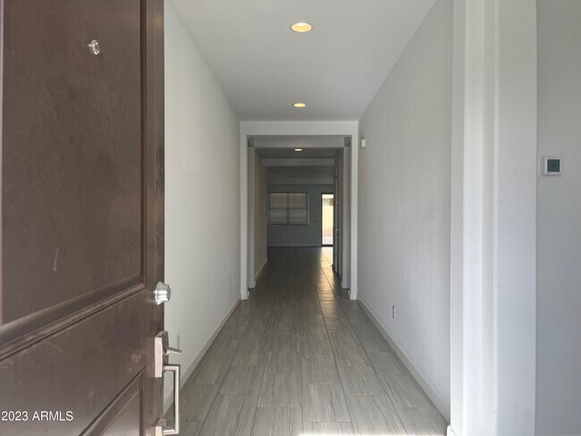 Building Photo - 566 E White Wing Dr