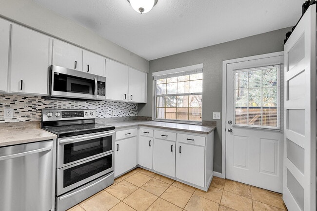 Building Photo - $2,250.00, 2-bed, 2.5 bath, located in Lak...