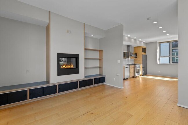 Building Photo - Gorgeous VIEW Townhome w/ 2 Master Suites in Coveted Eastlake