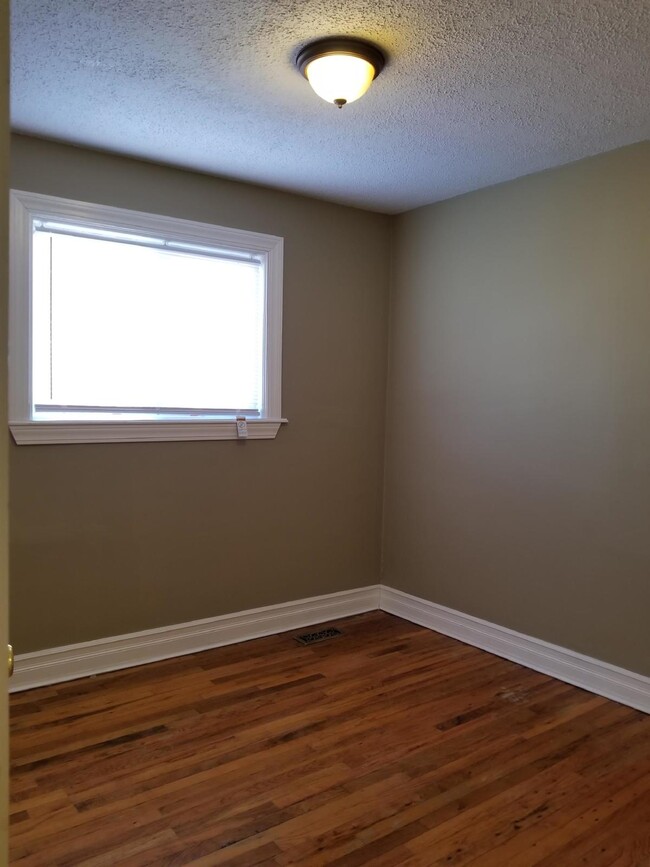 Building Photo - 3 Bedroom Ranch, Hardwood Floors, Recessed...