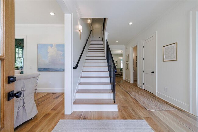 Building Photo - 2717 Skyland Dr NE
