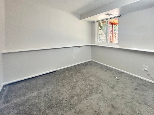 Building Photo - $0 DEPOSIT OPTION. DESIRABLE DAKOTA STATION SPLIT-LEVEL HOME WITH 3 BEDROOMS, 2 BATHS, AND SPACIO...