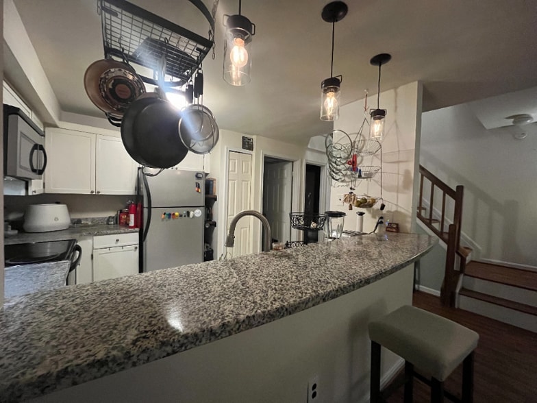 Building Photo - 8 Deer Run Ct