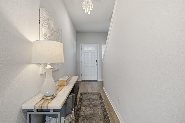 Building Photo - 514 Sun Grv Trl